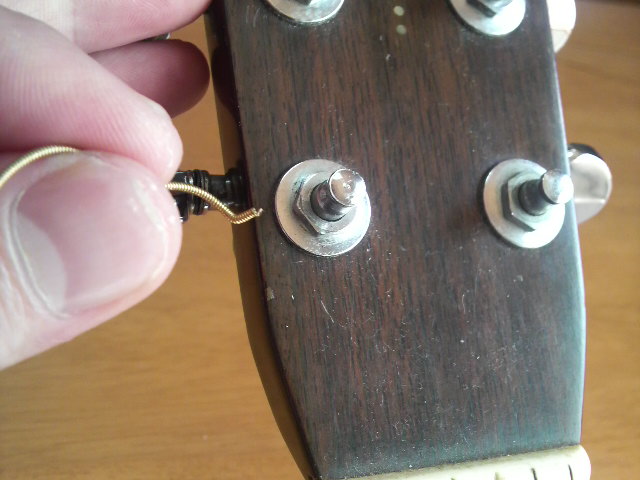 ペグの支柱から弦を外す