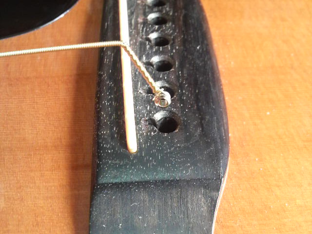 ブリッジの穴に入れる