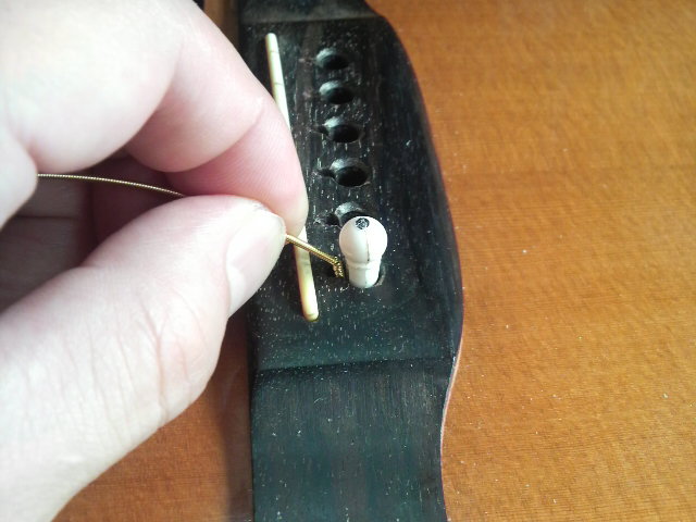 ブリッジピンを差し込む