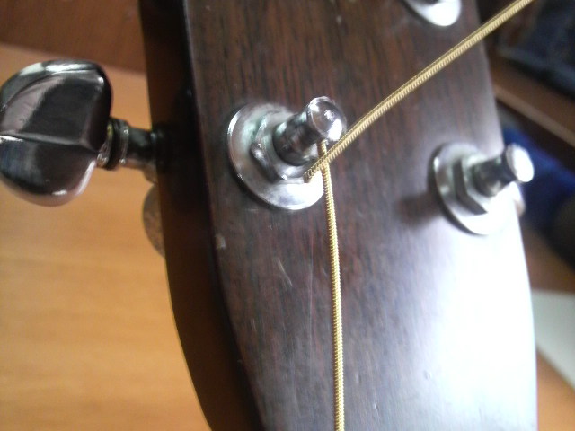 上に持ってきて内側に曲げる