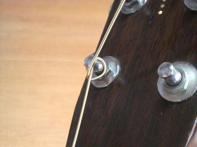 上に持ってきて内側に曲げる