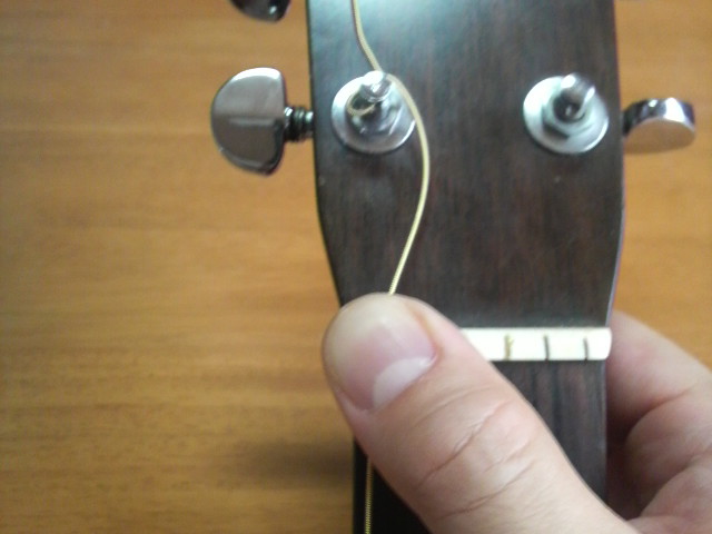 弦を下へ巻いていく