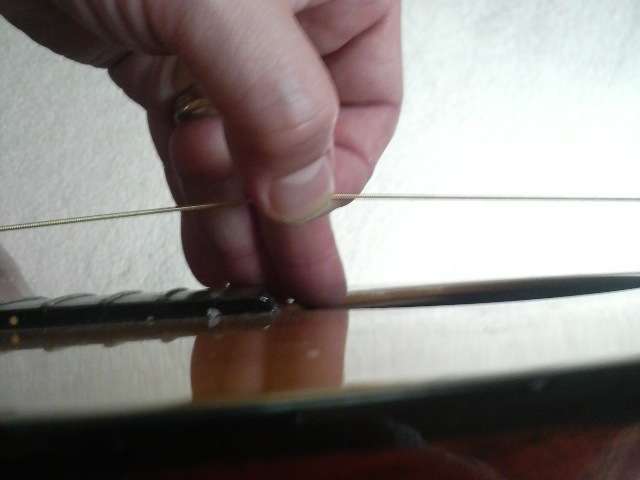 弦のたるみをなくす